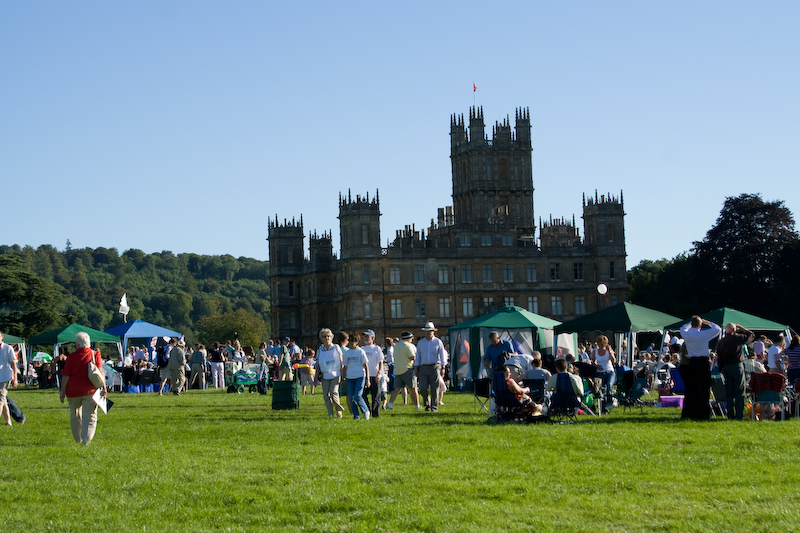 Chateau de Highclere et les gens venant picniquer avant le concert...