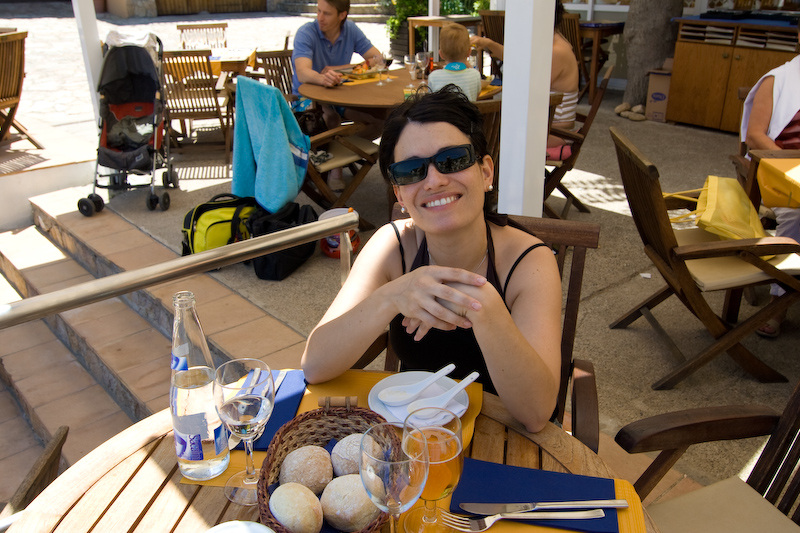 Jess au restaurant de la plage de Sa Tuna