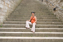 Jess sur les marches vers le pont de Besalu