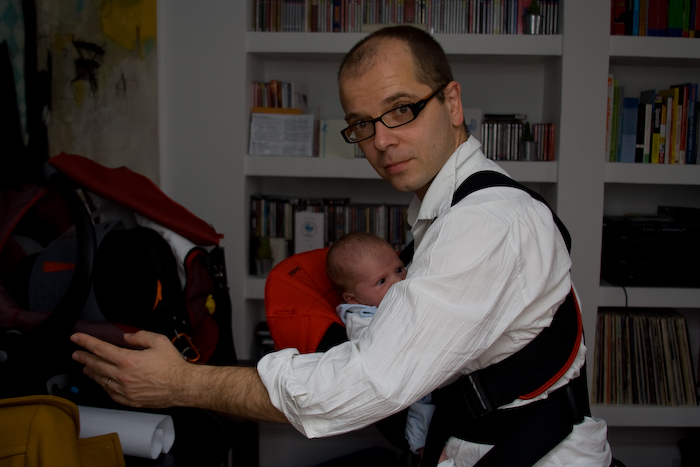 Papa testant le nouveau "Baby Bjorn"... Top pour aller se promener dans les bois...