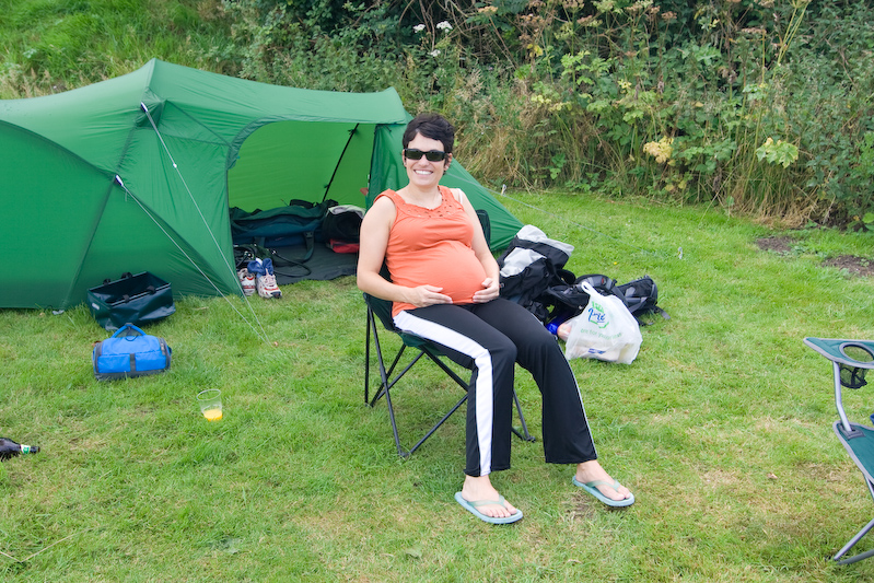 Jess au petit-déjeuner devant la tente