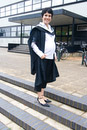 Jess avec sa robe de graduation