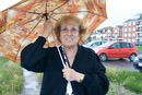 Tessa sous la pluie à Barton-on-Sea