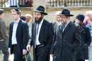 Groupe de juifs dans les rues d'Oxford