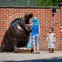 Winchester - 07 July 2013 / Mind your hand Oscar!!