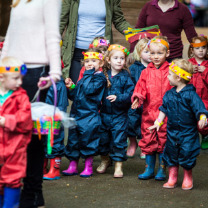 Henley-on-Thames - 23 May 2014 / Alana and Frankie arriving from the pre-school